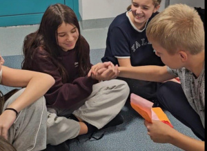 Podaj rękę osobie, która... - razem tworzymy 6a